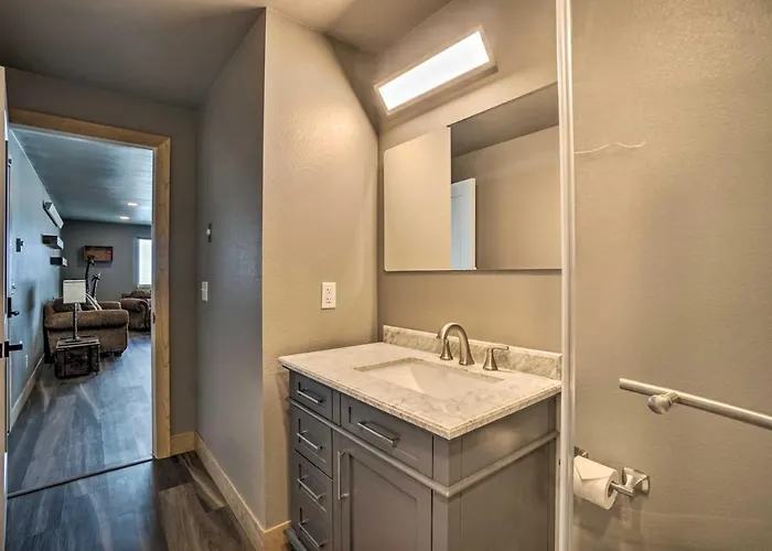 Spacious W/ Mountain Views!
